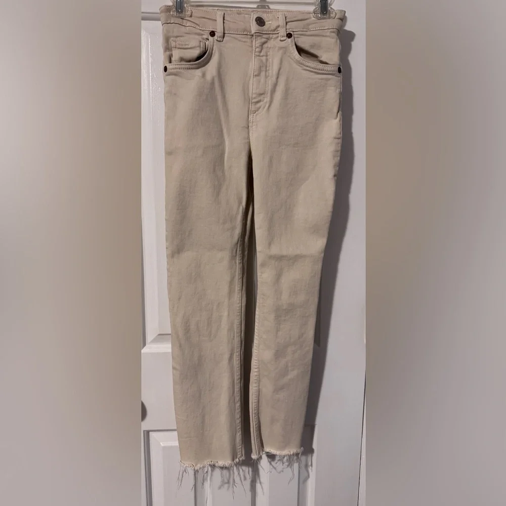 Zara Cream Straight Leg Jeans Raw Hem High Waist Super Cute and Stylish EUC